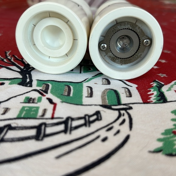 Fletcher Mill snowman salt shaker and pepper grinder set USA made
5” tall - Picture 5 of 5